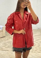 Chaqueta marrón con efecto desgastado, cierre frontal con cremallera, cuello camisero y bolsillos delanteros.