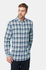Camisa celeste y azul a cuadros, de lino y algodón, con mangas 3/4 y corte clásico.