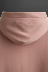 Sudadera con capucha color rosa viejo, confeccionada en tejido de algodón. Tiene cuello con capucha ajustable, manga larga, bolsillo tipo canguro y logo bordado en el pecho.