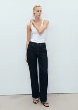 Top sin mangas, entallado, de algodón elástico, con tirantes finos y cuello escotado.