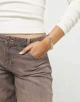 Pulsera de eslabones de aleación de metales bañada en plata de ley y oro de 18k.