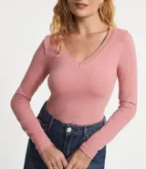 Blusa negra de algodón con escote en V y mangas largas.