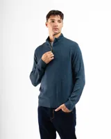Sweater verde claro de punto con cuello alto y medio cierre con cremallera.