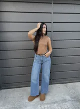 Pantalón de jean celeste de corte wide leg con lycra.