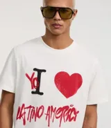 Remera blanca de algodón con cuello redondo y mangas cortas. Estampado frontal con la frase "Yo ❤️ Latino America" en rojo y negro.