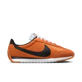 Championes Nike Pacific de mujer, color naranja con detalles en negro y blanco. Confeccionados en tela y gamuza, con suela de goma.