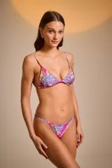 Bombacha vedetina estampada con diseño abstracto multicolor.