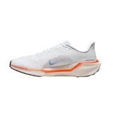 Championes de running Nike Pegasus 41, color blanco con detalles en naranja y azul.