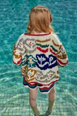 Cárdigan de lana tejido a mano con diseño multicolor, calce holgado, cuello a la base y puños.