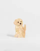 Broche de pelo color rosa claro con forma de perro y detalles en negro y amarillo.