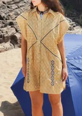 Vestido corto tipo camisa color beige con bordados florales en azul.