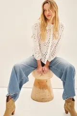 Camisa blanca de broderie de algodón con efecto abullonado en las mangas y cuello redondo con volados.