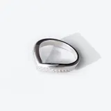 Anillo Valentino de plata 925 con circonias engarzadas en forma de V.
