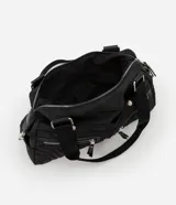 Cartera satchel mediana de PU color negro, con textura capitoneada, doble asa corta y correa larga extraíble. Posee cierre principal con cremallera y bolsillos externos con cremallera.