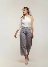 Pantalón de jean celeste de corte ancho, tiro alto y largo a la pantorrilla.