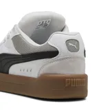 Championes Puma Park Lifestyle SK8, color blanco con detalles en negro y suela marrón.