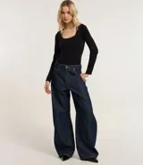 Body color marrón de poliamida seamless, con escote cuadrado y mangas largas. Tiene cierre con botones a presión en la entrepierna.