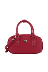 Cartera negra con correa larga regulable y desmontable, doble asa corta, cierre superior y logo de labios plateado. Interior forrado con bolsillos.