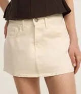 Short pollera corto femenino de sarga color rosa pálido, con cintura con trabillas, bolsillos y cierre delantero tradicional.