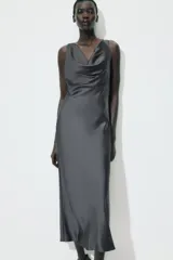 Vestido midi gris oscuro de satén, con escote drapeado y corte al bies.