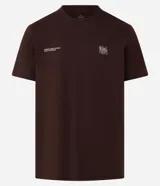Remera marrón de algodón, corte clásico, con cuello redondo y manga corta. Presenta un pequeño estampado con lettering y un logo en el pecho.