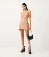 Vestido corto de material sintético color beige, con escote strapless y corte corset.