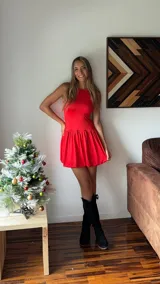 Minivestido negro con falda tableada, corte ajustado, sin mangas y cinturón ancho con tachas.