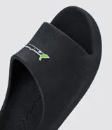 Ojotas verdes de PVC, modelo slide, con logo de la marca en la tira.
