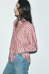 Camisa de manga larga con cuello solapa y cierre frontal con botones.