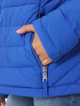 Campera acolchada azul eléctrico con cierre frontal, cuello alto con capucha ajustable y bolsillos laterales.