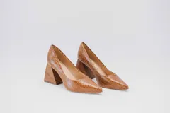 Zapato de tacón color naranja con textura croco, punta fina y tacón cuadrado forrado en cuero. Modelo Felicia New de cuero.