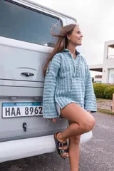 Buzo con capucha de tejido tipo yamba en tonos celeste, gris y negro.