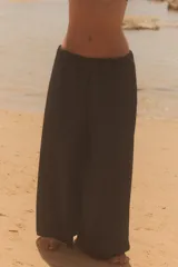 Pantalón culotte negro de tiro medio con cintura elástica y bolsillos laterales ocultos en la costura.