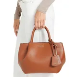 Cartera tipo satchel de mujer marca Guess, color marrón (cognac), confeccionada en poliuretano texturizado. Presenta dos asas superiores y una correa ajustable y removible para llevar al hombro o cruzada. Incluye un dije colgante decorativo con el logo de la marca.
