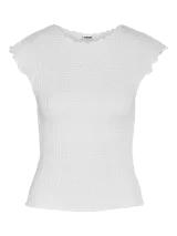 Top blanco de tejido de punto circular con corte cropped y calce ajustado.