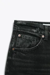 Pantalón de jean celeste de corte amplio, tiro medio, con cinco bolsillos y detalle de costuras torcidas.