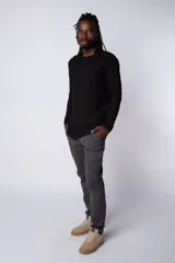 Buzo de hombre color crudo, de corte largo y tejido waffle.