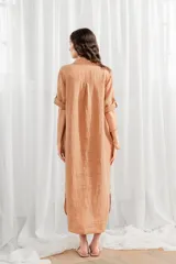 Vestido camisero largo color ocre, de lino, con cuello camisero, abotonado al frente y mangas 3/4 con trabilla.