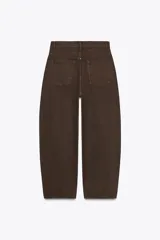 Pantalón de jean celeste de corte amplio, con tiro medio, cinco bolsillos y costuras torcidas.
