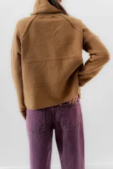 Jean mom de tiro medio, color verde militar, con corte holgado y bolsillos frontales y traseros.