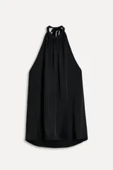 Top negro con cuello halter ajustable con lazadas, espalda descubierta y bajo redondeado.