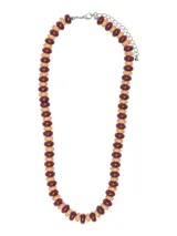 Collar con cuentas de madera color borgoña y beige alternadas, con cierre de mosquetón plateado y cadena de extensión.