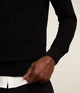Suéter masculino de malla de viscosa y poliamida color gris claro, con textura de cuadros grid, cuello redondo y mangas largas.