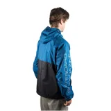 Campera anorak Thrasher de media cremallera, color azul con parte inferior negra y logo de la marca estampado en el pecho.