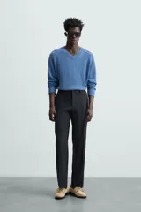 Pantalón de traje para hombre de corte regular fit, confeccionado en una mezcla de cáñamo y lana de origen italiano. Presenta bolsillos frontales, bolsillos traseros de vivo y cierre frontal con cremallera y botón.