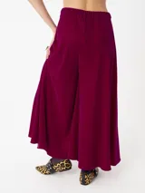 Pantalón extra wide de terciopelo color marrón, con pretina elastizada y silueta relajada.
