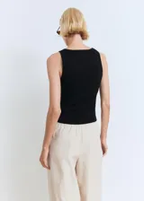 Top negro de punto fino, sin mangas, con cuello en V y detalle de lazo en el escote.