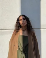 Collar con dije circular irregular de alpaca y plata 925, con hilo de algodón natural.