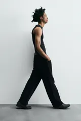 Pantalón de jean gris oscuro, corte amplio, con cinco bolsillos, efecto lavado y cierre frontal con cremallera y botón.