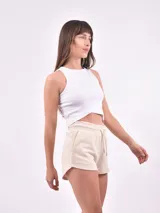 Musculosa negra de corte cropped y breteles anchos.